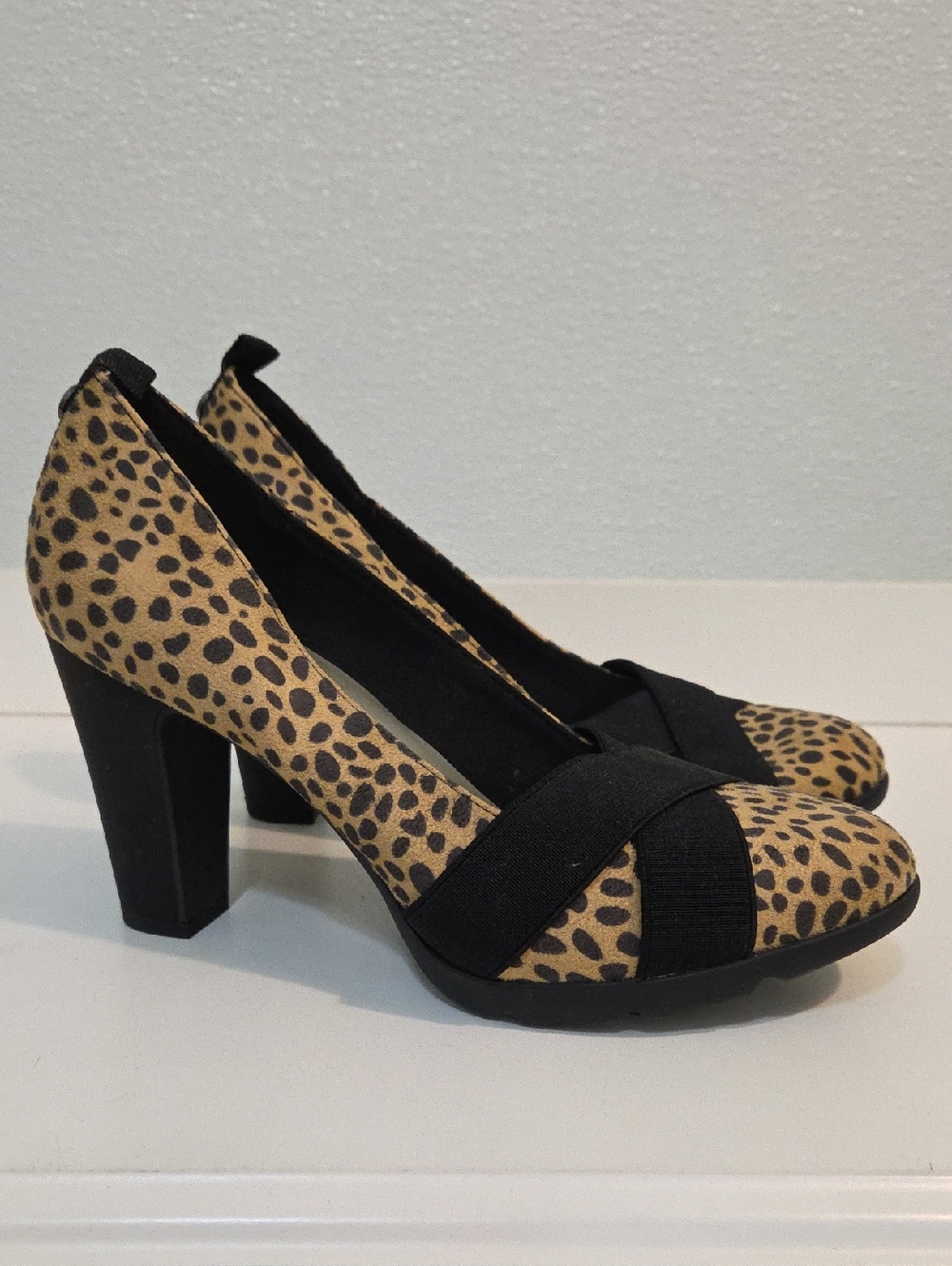 Anne Klein Leopard Print Block Heel Pumps with Black Strap NWOT size 6
